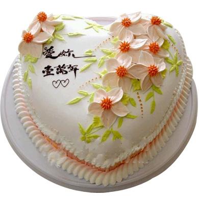 爱你一万年:生日蛋糕：心型鲜奶蛋糕，9朵雕花装饰