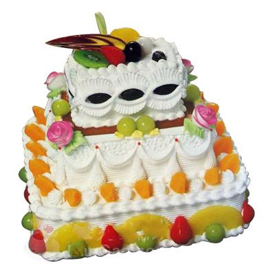 情人塔:三层的方形蛋糕，由鲜奶、水果、鲜奶玫瑰花来装饰.绝对新鲜、可口。