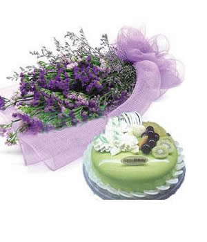 在你生日这天:紫色勿忘我两扎，配绿材，紫色情人草，花束紫色纱网扇面包装。另加一个圆形紫色鲜奶蛋糕（规格可选），水果点缀