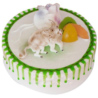 岁岁平安:圆形鲜奶水果蛋糕，时令水果，蛋糕上做一只牛（或其它生肖动物）。生肖蛋糕，