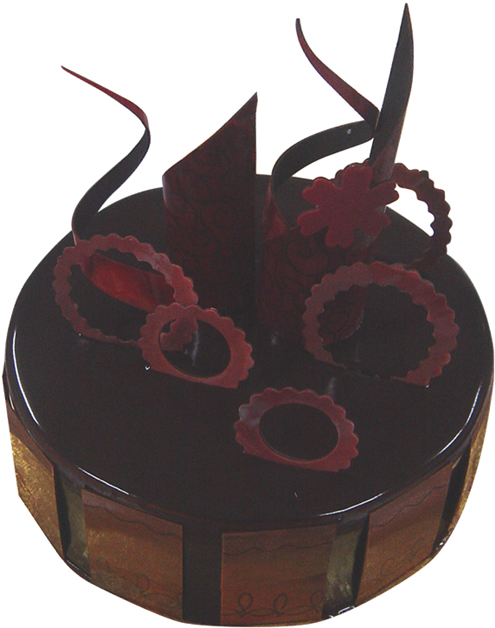 甜蜜回忆:精美巧克力蛋糕，贴巧克力片围绕，艺术造型