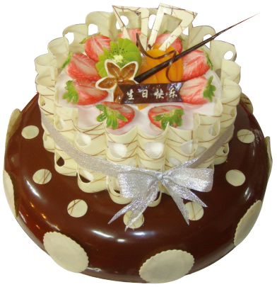 梦幻之恋:双层蛋糕，顶层白巧克力制作，时令水果装饰；底层慕斯蛋糕制作，白巧克力片贴在周围