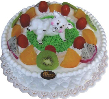 猪生日快乐:鲜奶水果蛋糕：可爱生肖小猪猪装饰，时令水果围绕