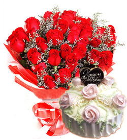 红色恋人:33枝顶级红玫瑰，情人草间插丰满；鲜奶蛋糕一个，蛋糕规格可选！