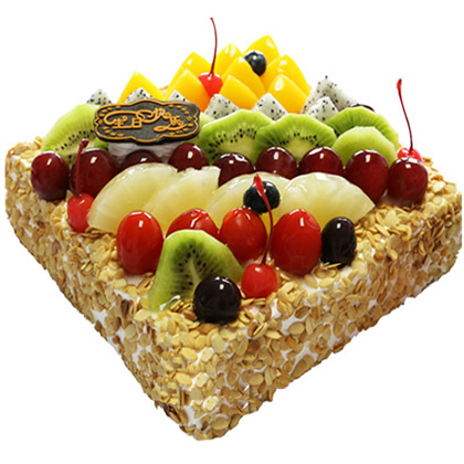 七彩果园:方形水果蛋糕，蛋糕中间夹有一层新鲜水果，表面再用果仁水果装饰。