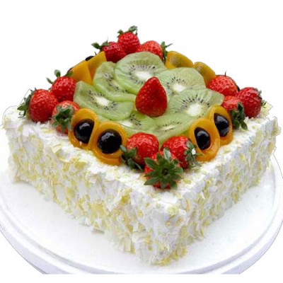佳人之约:方形欧式蛋糕，表面各种时令水果装饰，中间一层水果夹心
