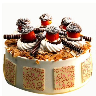 圣诞堡垒:水果蛋糕，中间水果夹心，表面水果巧克力装饰！