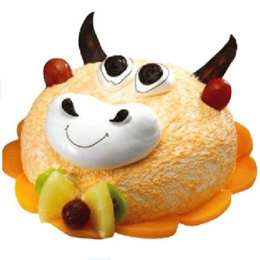 可爱大眼牛:卡通水果蛋糕，中间夹心水果，表面卡通装饰！