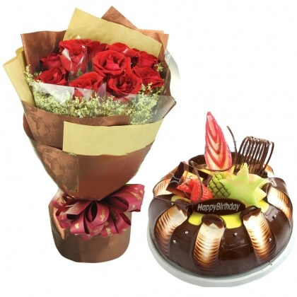 绝美的盛宴:11枝红玫瑰单独包装，水晶草围边；圆形水果巧克力蛋糕，时令水果，巧克力拉丝。