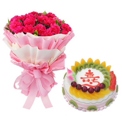 爱意相随:33枝康乃馨（根据各地货源使用桃红色或者红色康乃馨），绿叶间插；圆形鲜奶水果蛋糕，时令水果装饰，蛋糕上写一个大红色的寿字。