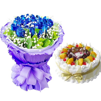 有你的星光:16枝蓝玫瑰，绿叶、满天星丰满。圆形鲜奶水果蛋糕，时令水果装饰，巧克力片围边装饰