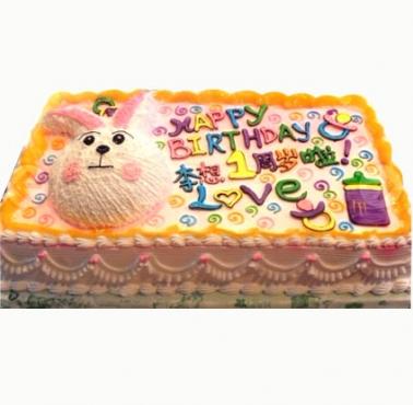 周岁快乐:方形水果蛋糕，40cm*60cm,中间夹心水果，表面水果及卡通兔装饰。图案可根据需求定制！