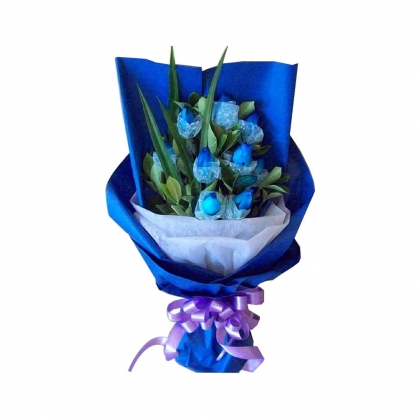 9枝蓝玫瑰,绿叶，蓝玫瑰为特殊花材，非节日期间需提前2天订购