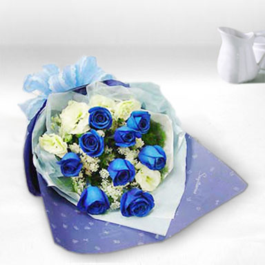 9朵蓝色妖姬（预订花材），白色玫瑰5枝，满天星点缀；
