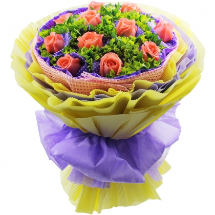 11枝粉玫瑰单独包装，叶上黄金丰满，花束直径约50厘米，高约50厘米