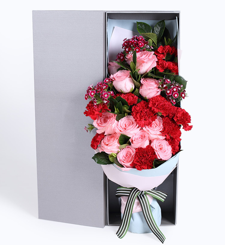 高档礼盒装鲜花:戴安娜粉玫瑰11枝，红色康乃馨11支，红色石竹梅4枝，栀子叶4枝