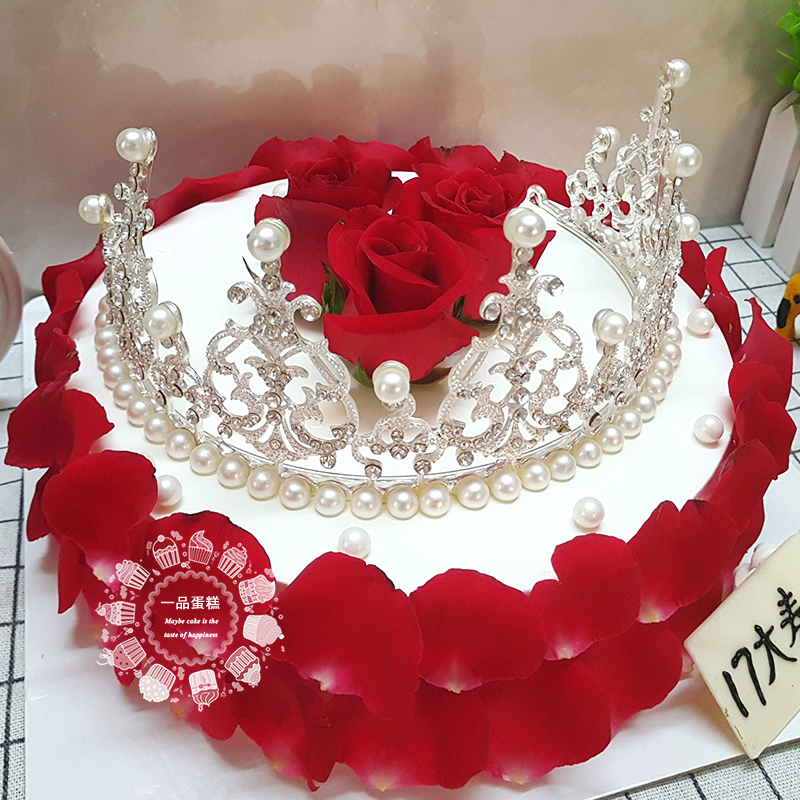 花瓣皇冠蛋糕:水果夹心蛋糕，表面不可食用的鲜花及皇冠装饰，尺寸可选择。