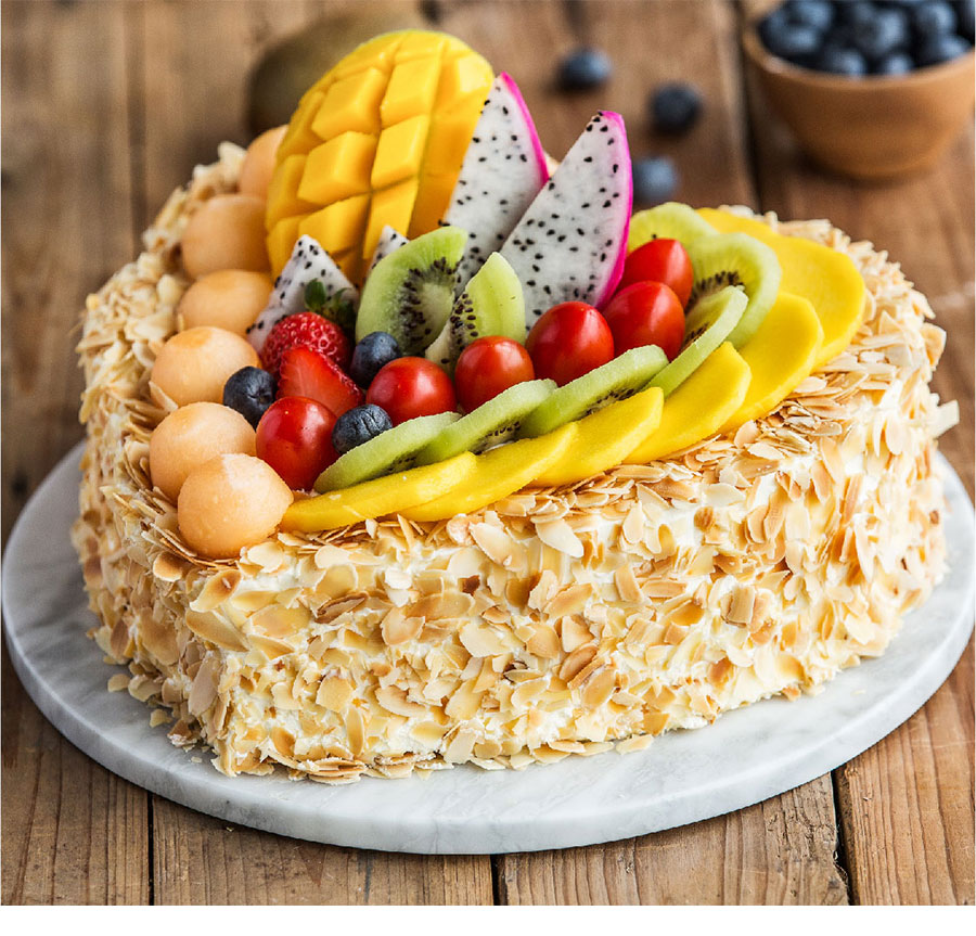春华秋实:水果夹心蛋糕，中间夹心水果，表层鲜果、干果碎装饰