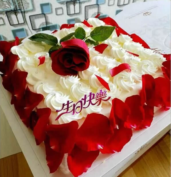玫瑰之约:鲜花蛋糕，水果夹心，新鲜花瓣围边装饰
