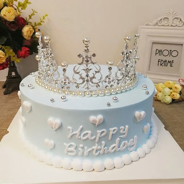 网红皇冠蛋糕:水果夹心蛋糕，表面不可食用的皇冠装饰，尺寸可选择。