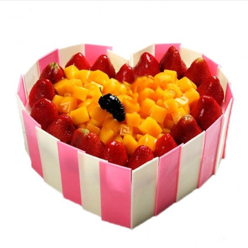 火热的心:心形水果蛋糕，巧克力片围边，时令水果装饰