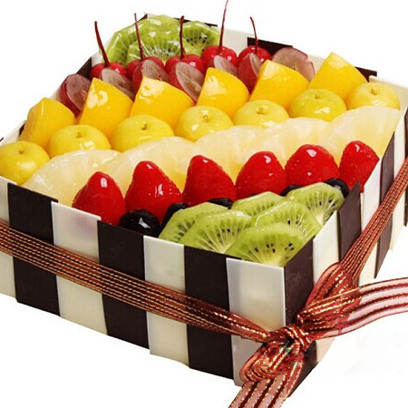 梦醒爱情:方形水果蛋糕，四周巧克力搭配，表层各种时令水果搭配。