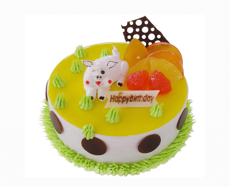 灿烂猪宝贝:圆形奶油蛋糕，上面一层黄色果酱，时令水果、奶油花装饰，一只可爱小猪。