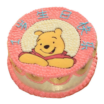 维尼小熊:鲜奶水果蛋糕，中间夹心水果，表层卡通造型。