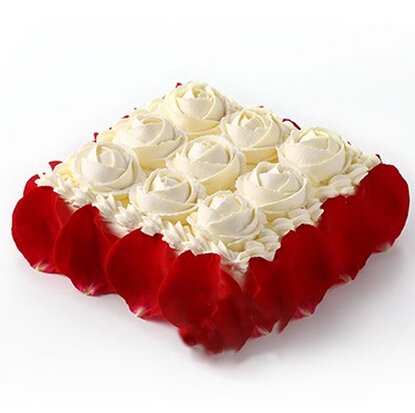 快乐心情:奶油方形蛋糕，新鲜玫瑰花瓣围边装饰