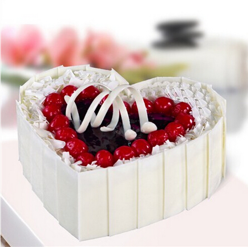 樱桃之爱:心形鲜奶水果蛋糕，白巧克力围边，红色樱桃围成心形。