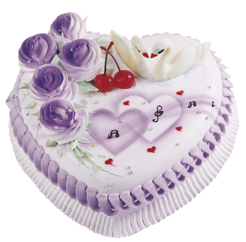 两两相依:心形鲜奶水果蛋糕，装饰奶油做的紫色玫瑰花5朵、心形图案、两颗红樱桃、两只白天鹅